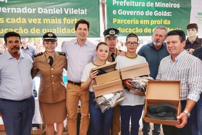 Prefeitura de Ouro Branco entrega fardamento para todos os alunos